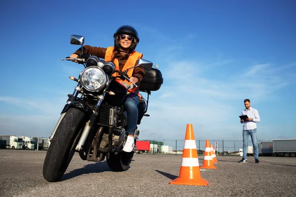 Trafikte güvenli şekilde motosiklet kullanan sürücü