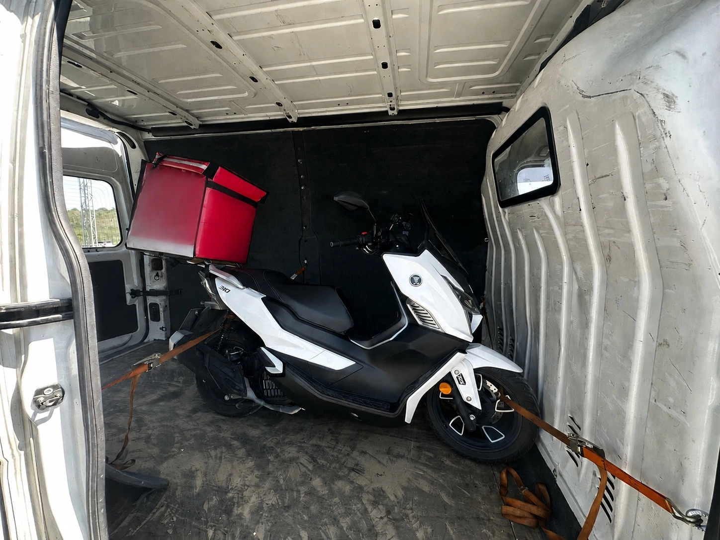 Panelvan araç içinde güvenli şekilde sabitlenmiş motosiklet transferi