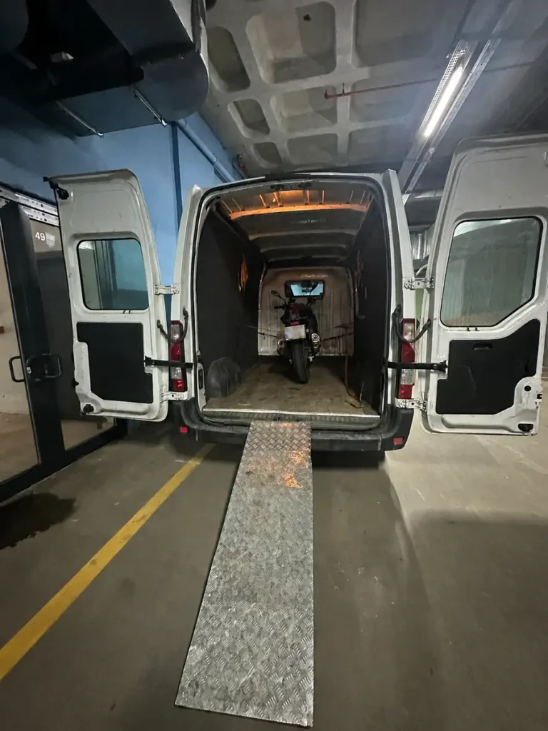 İstanbul motosiklet çekici ile kapalı kasa motosiklet taşıma