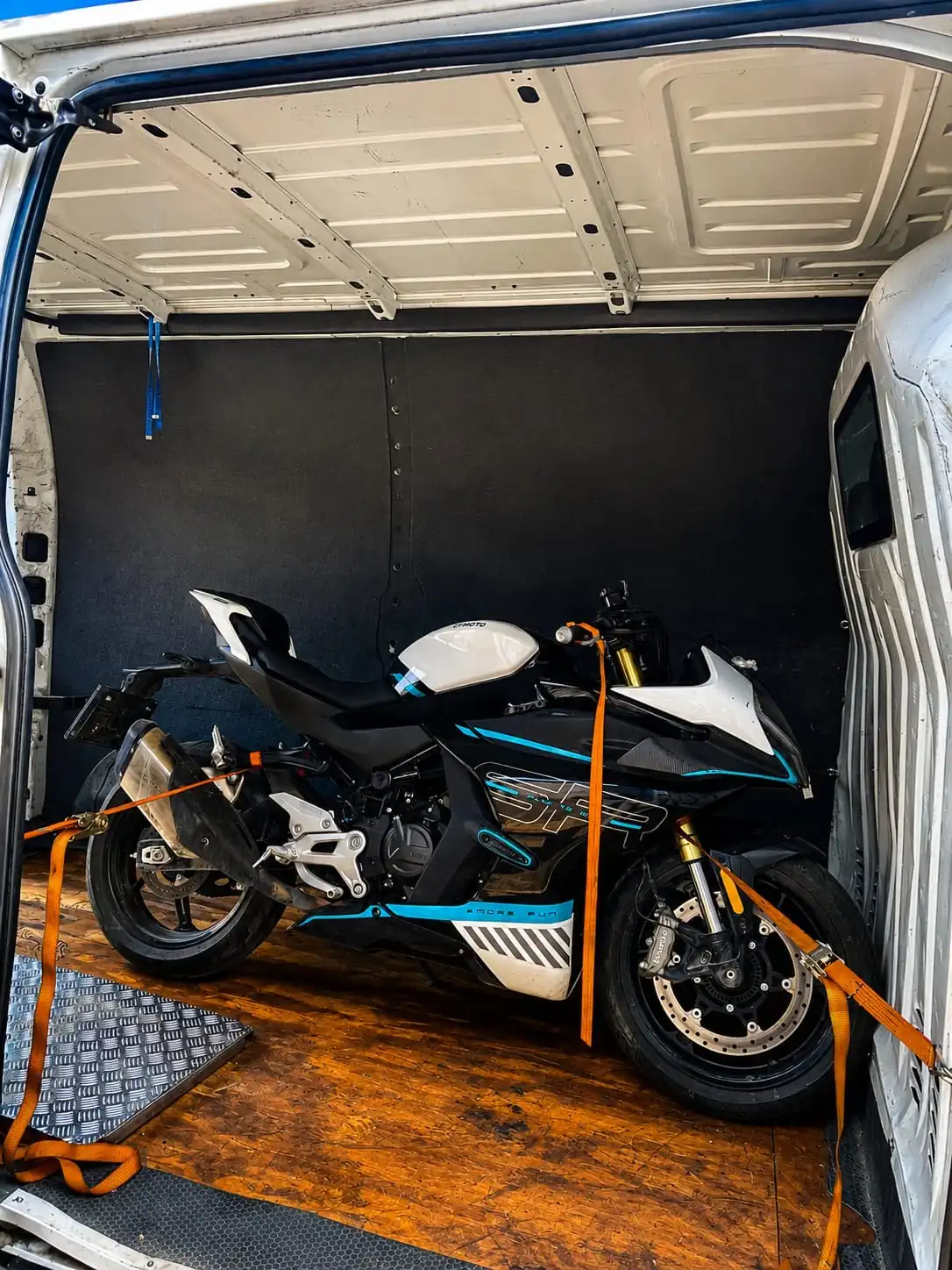 Büyükçekmece motosiklet çekici ve panelvan motosiklet transfer hizmeti
