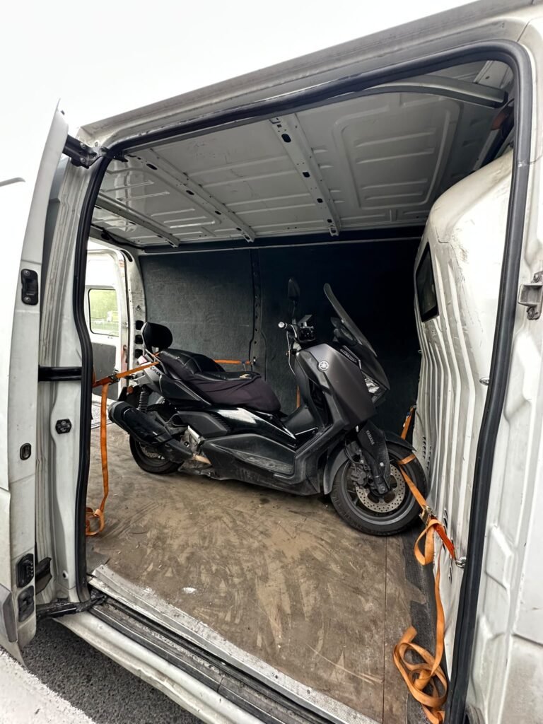 Motosiklet servise taşıma için kapalı kasa motosiklet çekici